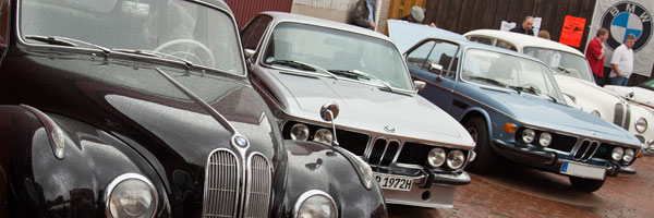 zahlreiche auch ältere BMW-Exemplare warteten auf die Besucher