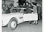 Elvis Presley kommt 1958 zur Probefahrt mit dem 507 in die BMW Vertretung nach Frankfurt