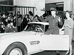 Elvis Presley vor einem BMW 507