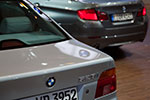 BMW 528i (Modell E39), neben dem jüngsten 5er, dem Modell F10