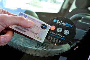 Der Führerschein mit aufgeklebtem DriveNow-Chip öffnet das gewünschte Auto