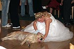 Veru mit ihrem sichtlich geschafften Hund auf der Tanzfl�che