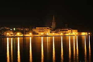 Blick auf Porec bei Nacht
