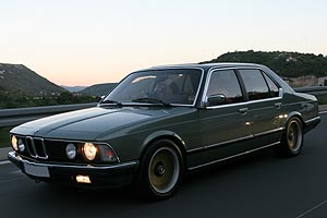 Fahrt im Konvoi: hier der BMW 735i (E23) von Michal (�bmwe23") bei Rijeka