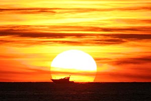 Vom Hotel aus kann man - zumindest aus den oberen Etage - Schiffe bei Sonnenuntergang beobachten