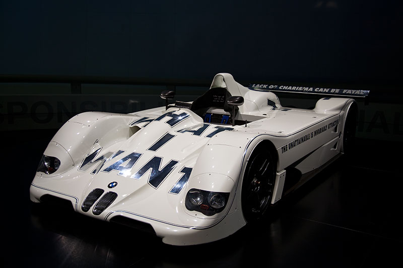 Foto: BMW V12 LMR Art Car von Jenny Holzer im BMW Museum in
