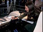 Jenny Holzer bei ihrem Art Car, 1999 BMW V12 LMR