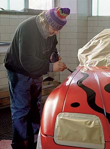 A. R. Penck bei der Erstellung des BMW Z1 Art Cars