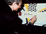 Roy Lichtenstein signiert sein BMW Art Car