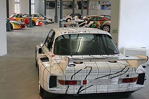 BMW Art Car Ausstellung, im Vordergrund der BMW 3,0 CSL von Frank Stella