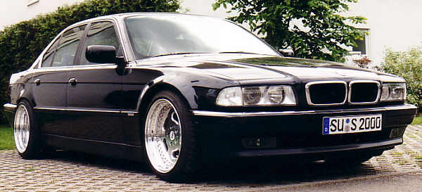 BMW 730i (E38) mit breitgezogenen 18