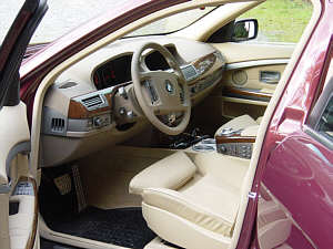 Fahrersitz/Cockpit im BMW 745i
