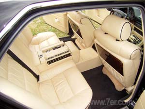 BMW L7: Innenraum mit viel Beinfreiheit und viel Luxus