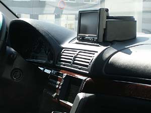 Center-Speaker mit Monitor im BMW L7 von Martin Lemke