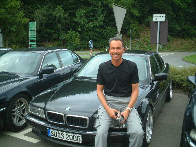 Hansjörg Schaub mit seinem BMW 730i (E38)