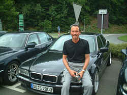 Hansjrg Schaub mit seinem BMW 730i (E38)