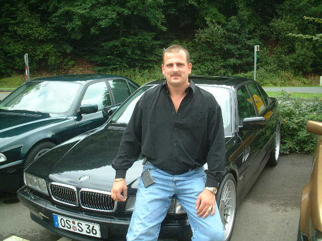 Sascha Molitor mit seinem BMW 750i (E38)