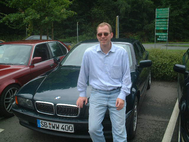 Pelo mit seinem BMW 728iA (E38)