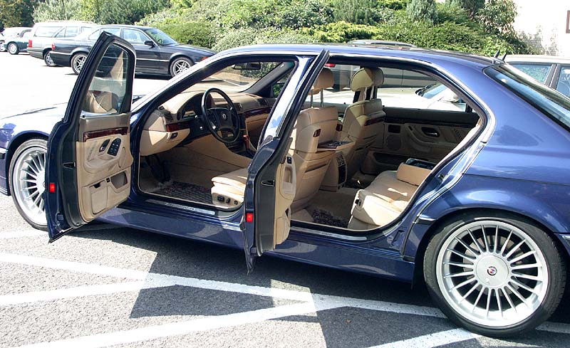 BMW Alpina B12 6.0 (E38) Seitenansicht mit geöffneten Türen