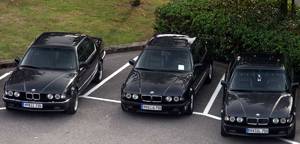 Drei schwarze 7er mit sehr aufflligen Kennzeichen