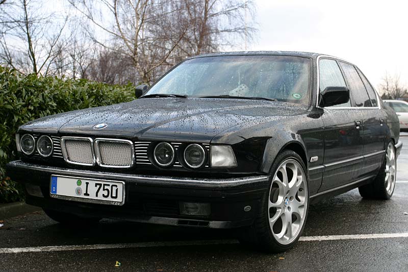 BMW 7er, Modell E32 mit verchromter Front