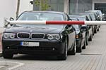 abgesperrter Werksparkplatz für die 7er-BMWs der Teilnehmer