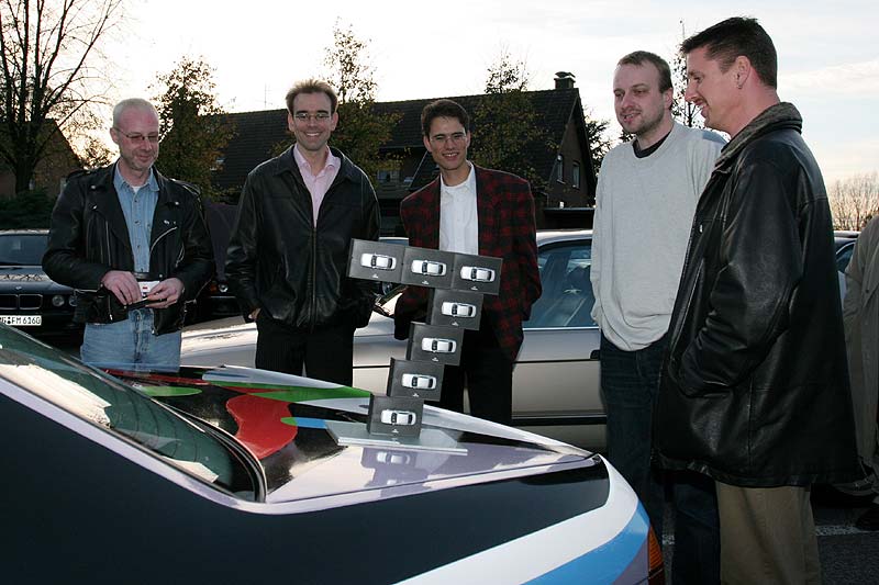 Teilnehmer des BMW 7er-Stammtisches betrachten das ArtCar