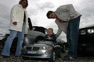 Philipp, der Sohn von Vera und Alexander „Highliner” mit seinem Mini-BMW Z4