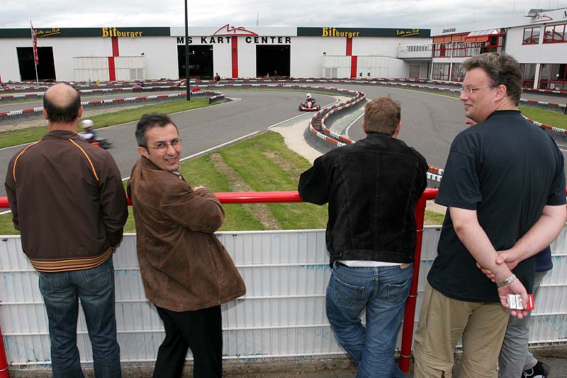 Stammtischteilnehmer schauten zu beim Kartfahren