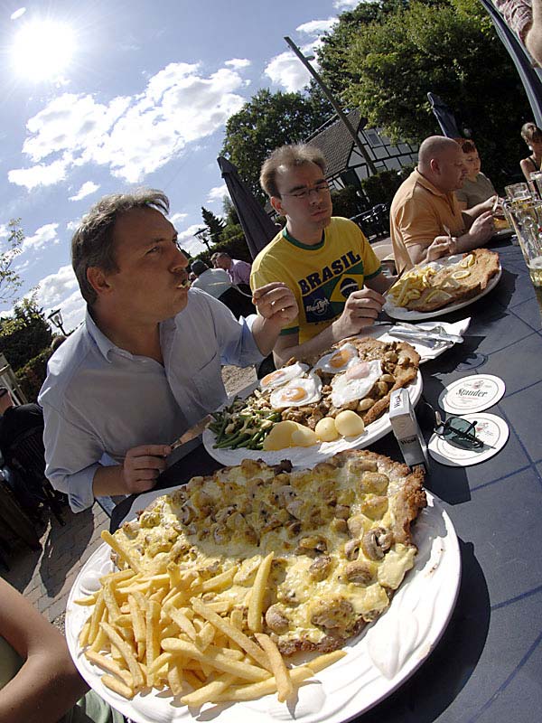 groes Schnitzelessen beim Rhein-Ruhr-Stammtisch in Moers