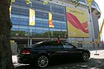 quasi auf dem Weg zum Stammtisch: BMW 760Li mit Deutschland-Flaggen vor dem Dortmunder Westfalenstadion, in dem am Dienstag das WM-Halbfinale Deutschland-Italien stattfindet