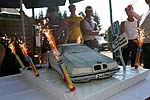 Eisbombe in Form eines 7er-BMWs mit Feuerwerk