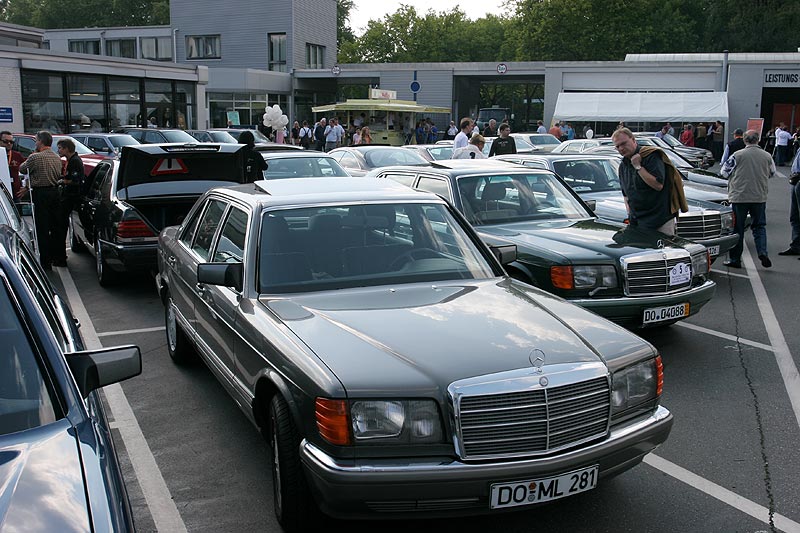 Blick auf den S-Klasse Parkplatz beim Autohaus Hirsch in Dortmund