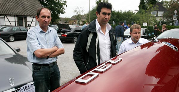 Klaus („sevenman”), Carlos („Turbofan”) und Stefan („Jippie”) am frisch restaurierten BMW 730 von Carlos, einem der ersten gebauten 7er-BMWs
