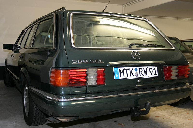 In der Tiefgarage: ein zum Kombi umgebauter Mercedes 560 SEL