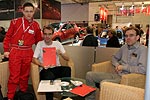 Christian und Matthias lassen sich am Stand von Cobra ber GPS-Ortung beraten, Essen Motor Show 2006