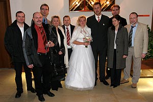Gruppenfoto der ehemaligen Porec-Reisenden, inkl. Brautpaar Veru und Michal
