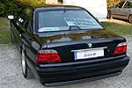 Erichs BMW 740i mit Schild in der Heckscheibe „Klimacheck”