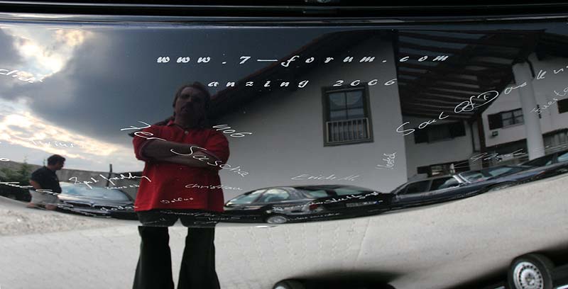 Spiegelung in der Motorhaube von Highliners 730d, mit Unterschriften aller Teilnehmer
