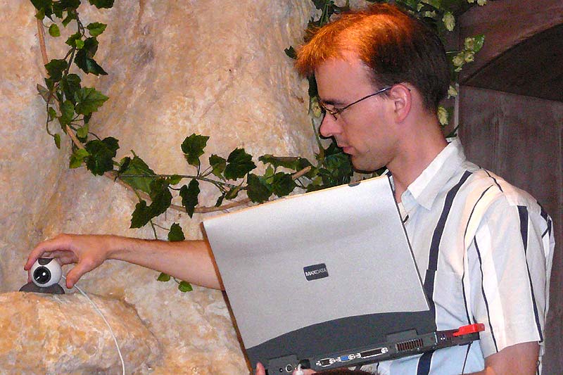 Christian positioniert die Webcam im Brustbl in Erding