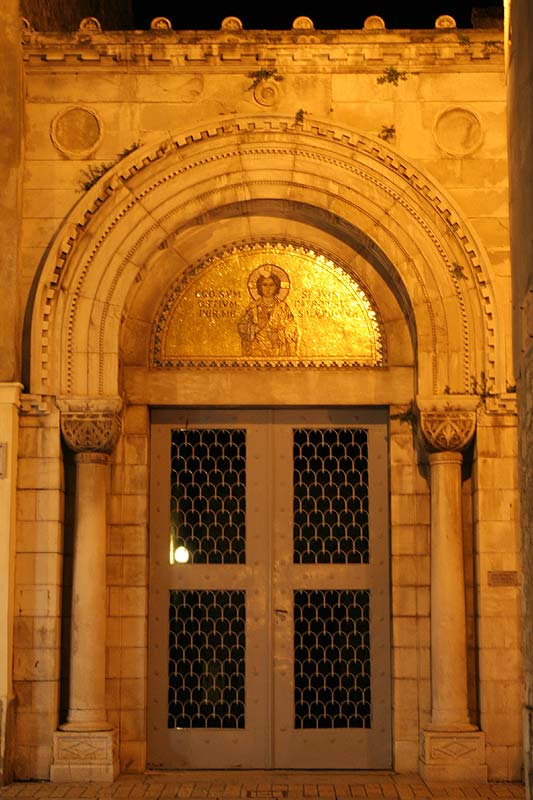 Eingang zur Basilika bei Nacht