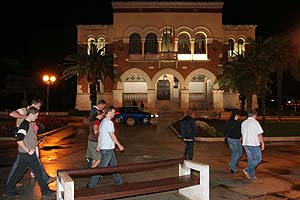 Auf dem nächtlichen Weg zur Casino-Bar kamen die Teilnehmer auch am nächtlich beleuchteten Rathaus von Porec vorbei.