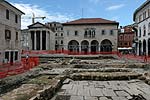 Pula: Ausgrabungsstätte vor dem Augustus- (links) und Dianatempe