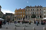 Innenstadt mit dem Triumphbogen der Sergier (links)