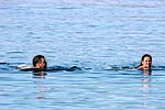 in Valun auf der Insel Cres: Andre und Maren im Wasser