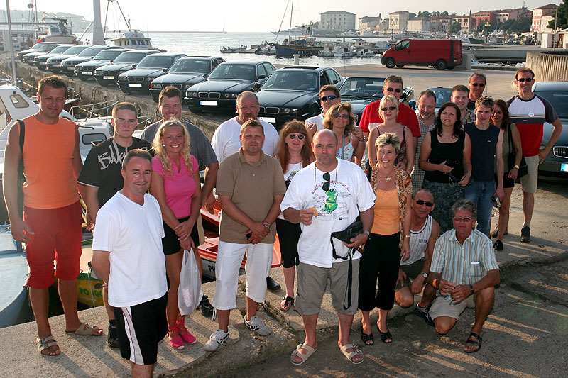 Gruppenfoto der Sternfahrt-Teilnehmer im Hafen von Porec