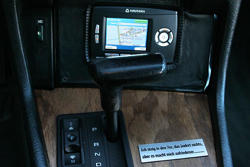 nachgerstetes Navigationssystem in Bernds BMW 730i (E32)
