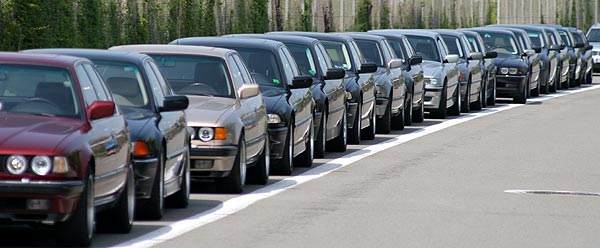 Die Teilnehmer stellten ihre 7er-BMWs entlang einer Parallel-Strae zum ZF-Werk ab