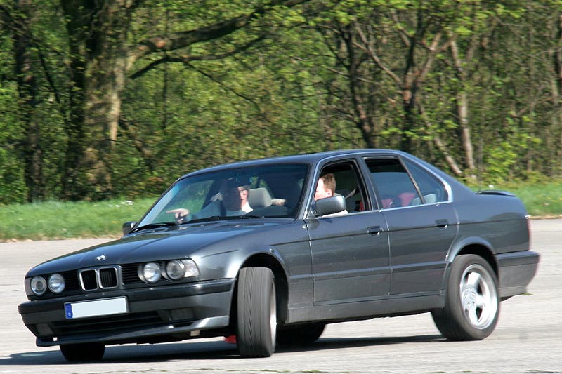 Marino (BMW Devil 735) in seinem BMW 530i (E34) beim Fahrertraining in Wuppertal