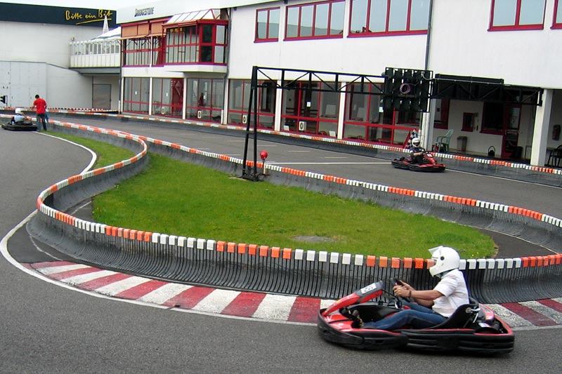 Teilnehmer des Stammtischs beim Kartfahren auf der Michael-Schumacher Kartbahn in Kerpen